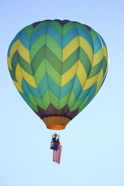 Pionowe Ujęcie Balonu Powiewającego Amerykańską Flagą Powietrzu Festynie Balonów Carolina — Zdjęcie stockowe