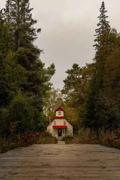 一条通向美国威斯康星州门郡一座被秋天的大自然包围的房子的小路 — 图库照片