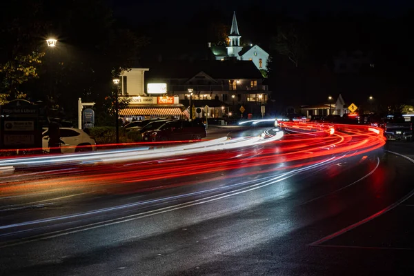 夜のアメリカ ウィスコンシン州ドア郡で長い露出の車のライト付きの通り — ストック写真