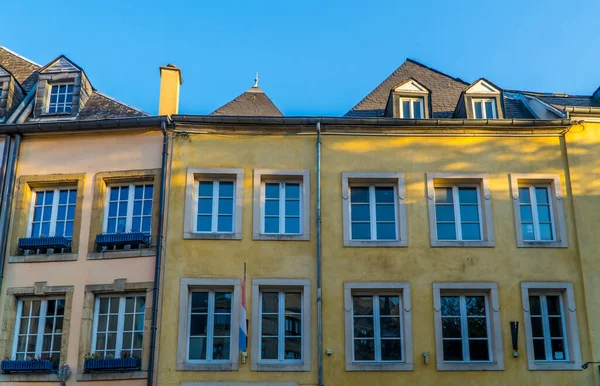ルクセンブルク市内の古い黄色の建物の美しいショット — ストック写真