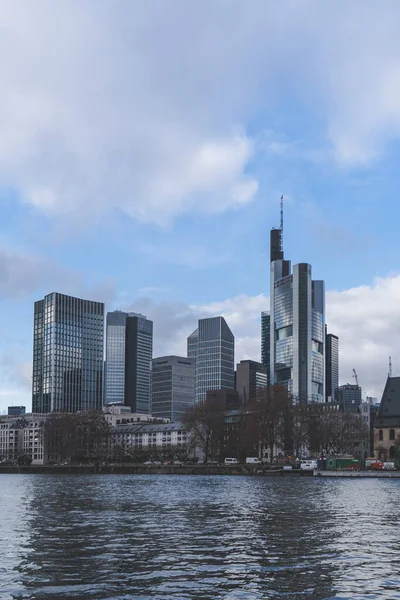 Egy Függőleges Felvétel Városképekről Frankfurtban Németországban Felhős Égbolt Alatt — Stock Fotó