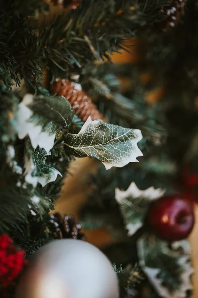 Ένα Κοντινό Πλάνο Των Λεπτομερειών Του Διακοσμητικού Χριστουγεννιάτικου Δέντρου — Φωτογραφία Αρχείου