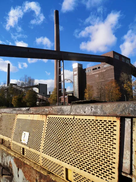 Eine Vertikale Aufnahme Einer Metallkonstruktion Der Nähe Einer Straße Und — Stockfoto