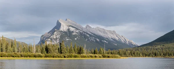 캐나다 앨버타주의 공원의 아름다운 — 스톡 사진
