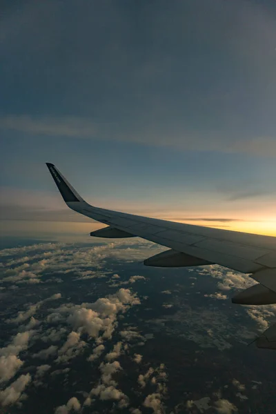 Uma Vista Aérea Avião Asa Avião Pôr Sol Lado Direito — Fotografia de Stock