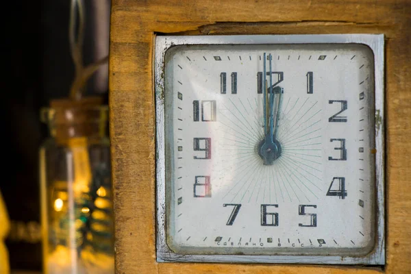 Primer Plano Reloj Mesa Blanco Que Muestra Hora Año Nuevo —  Fotos de Stock