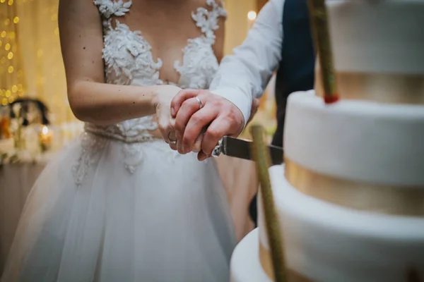 Крупним Планом Знімок Нареченого Нареченого Ріже Весільний Торт Тримаючи Руки — стокове фото