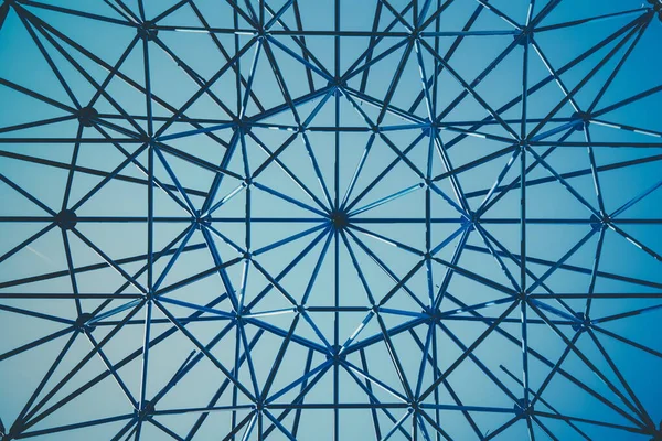 Низкоугольный Снимок Симметричной Восьмиугольной Структуры Фоне Голубого Неба Близ Глендейла — стоковое фото