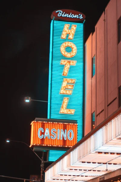 Tiro Vertical Sinal Hotel Binions Iluminado Noite — Fotografia de Stock