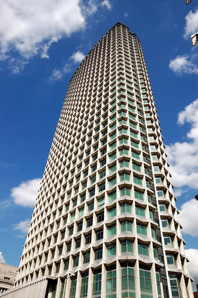 Uma Foto Vertical Arranha Céu Edifício Centre Point Londres — Fotografia de Stock