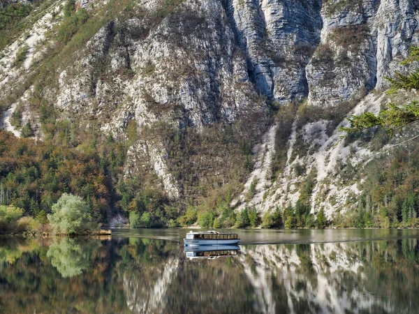 Ένα Όμορφο Πλάνο Ενός Σκάφους Στη Λίμνη Bohinj Μια Ηλιόλουστη — Φωτογραφία Αρχείου