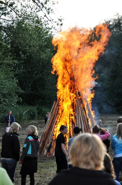 Vertical Shot People Next Bonfire Celebrating John Eve Celebration — Stock Photo, Image