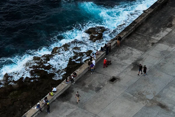 Una Hermosa Vista Aérea Gente Caminando Por Mar Ondulado Rocoso —  Fotos de Stock