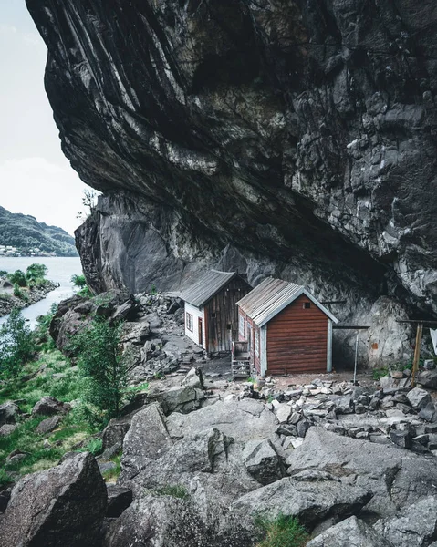Vertikalt Skott Två Små Hus Berg Stenar — Stockfoto