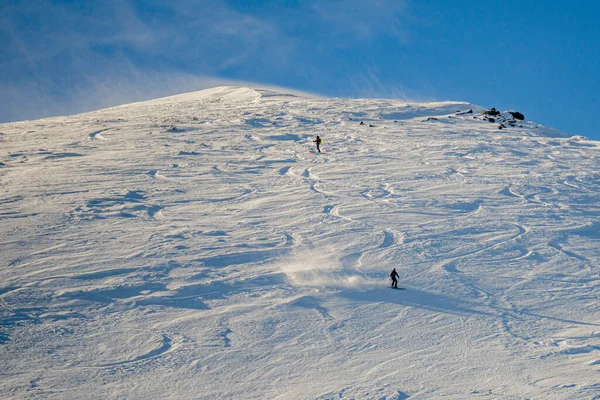 Esquiador Solitario Colina Cubierta Nieve Bajo Cielo Soleado —  Fotos de Stock