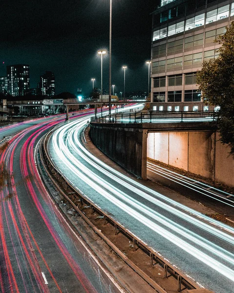 Gece Şehirde Yüksek Panjurlu Bir Yol Görüntüsü — Stok fotoğraf