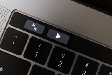 MacBook Pro dizüstü bilgisayarının dokunmatik çubuğundaki farklı tuşların üst görünümü