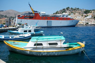 Yunanistan 'ın Suriye adasındaki Pedi limanında çok sayıda tekne ve büyük bir gemi