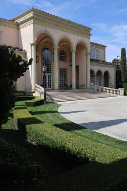 Sonoma County, California 'da kemerli girişi olan güzel bir binanın dikey görüntüsü.