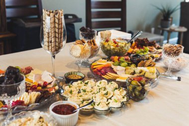 Güzel şarküteri seti olan beyaz bir masa.