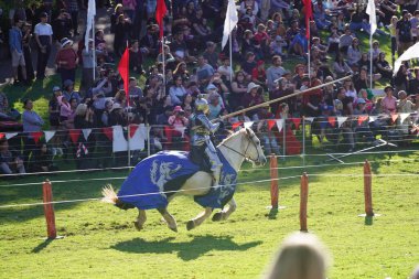 Avustralya 'daki Blacktown Ortaçağ Fayre' de mızrak dövüşü yapan bir adam.