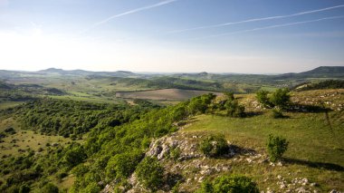 Dağlı yeşil manzaralı güzel bir manzara.