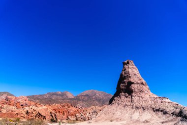 Güneşli bir günde kayalık vadilerin güzel manzarası