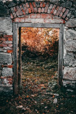 Aforoz edilmiş tuğla bir binanın girişi.
