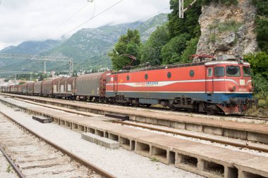 Karadağ 'daki tren istasyonunda güzel bir kırmızı tren görüntüsü