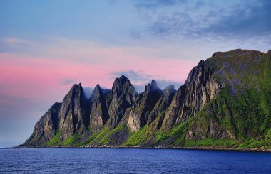 Nordland County, Norveç 'teki Alston adasındaki Seven Sisters dağ sırasının manzarası