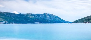 Karadağ 'da güneşli bir günde Adriyatik Denizi' nin güzel bir deniz manzarası