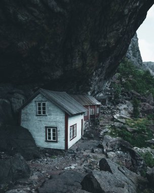 Dağda inşa edilmiş küçük bir evin güzel manzarası.