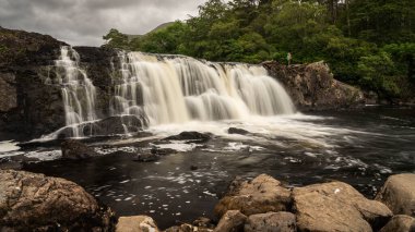 Connamara, Mayo, İrlanda 'daki Aasleagh Şelalesi