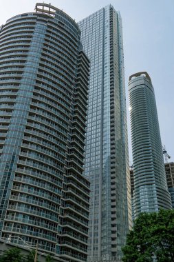 Güneşli bir günde modern binaların dikey görüntüsü.