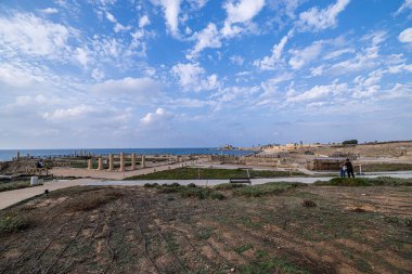 Güneşli bir günde, Caesarea Ulusal Parkı 'nın güzel bir manzarası İsrail' de