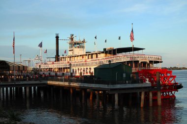 Mississippi Nehri, New Orleans 'taki Natchez vapuruna binmek için sıra bekleyen turistler.