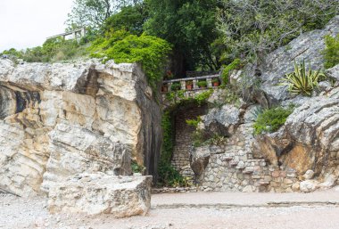Karadağ 'ın başkenti Budva' nın Petrovac kentindeki Kastio Kalesi 'nin güzel bir görüntüsü