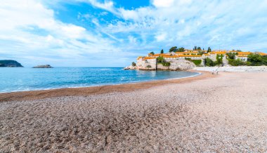 Adriyatik Denizi üzerindeki bulutlu mavi gökyüzü ve Karadağ 'ın Budva kentinde Sveti Stefan