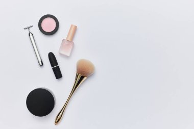 Kopya alanı olan beyaz arkaplanda izole edilmiş güzellik ürünlerinin üst görünümü