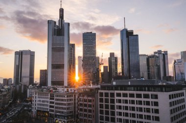 Frankfurt 'un güzel manzarası gün batımında Almanya' da ufuk çizgisi