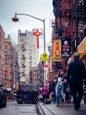 New York 'un Chinatown bölgesinde yoğun bir günün dikey çekimi.