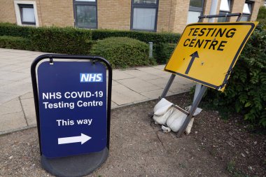 Anglia Ruskin Üniversitesi 'ndeki NHS Covid -19 Test Merkezi için seçici bir tabela.