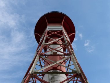 Hamburg, Almanya 'daki Elbe nehrinin kıyısındaki eski bir deniz fenerinin alçak açılı görüntüsü.