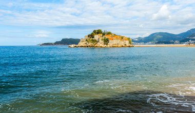 Karadağ 'ın güzel Adriyatik Denizi kıyısındaki Budva kentinin nefes kesici manzarası