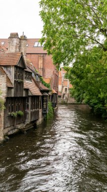 Bruges, Belçika 'da nehrin dikey görüntüsü.