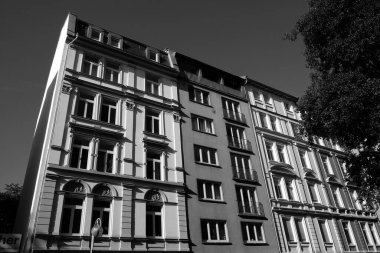 Güneşli bir sabahta yeni bir konut binasının gri lekesi.