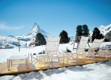 İsviçre 'deki karlı Matterhorn' da kayakçılar için bir grup koltuk.