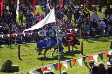 Avustralya 'daki Blacktown Ortaçağ Fayre' de mızrak dövüşü yapan bir adam.
