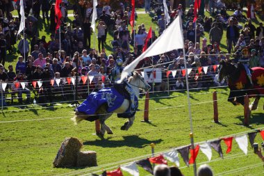 Avustralya 'daki Blacktown Ortaçağ Fayre' de mızrak dövüşü yapan bir adam.