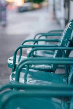 Açık havada yeşil sandalyelerin seçici odak noktası